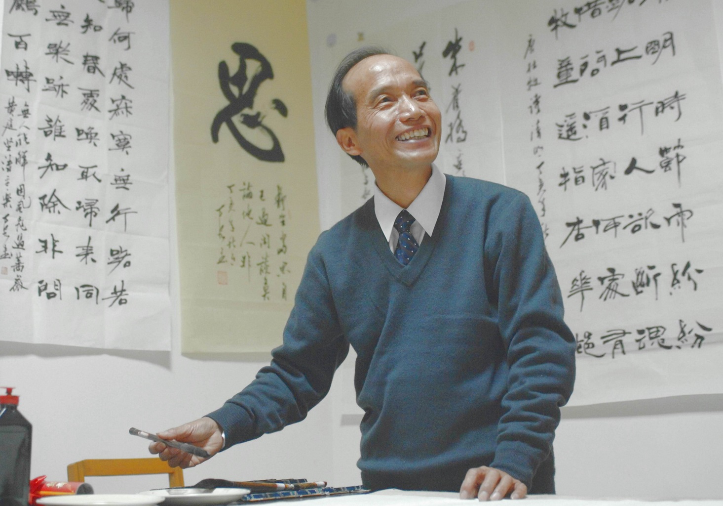 郭万泉在书法创作室